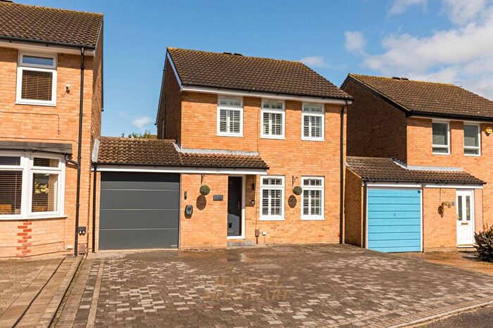 3 Bedroom Link Detached House For Sale In The Canter, Crawley, RH10