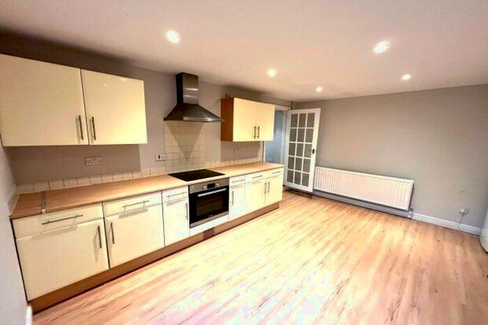4 Bedroom Flat To Rent In Grove Lane, Leeds, LS6