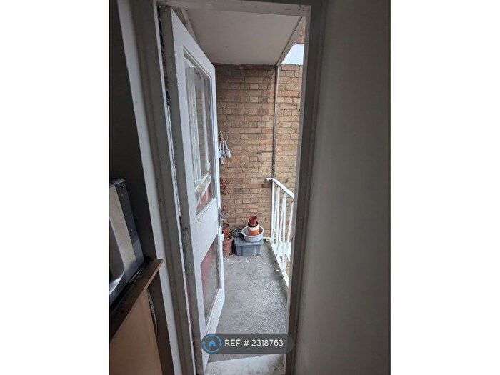 Studio To Rent In Avon Court, London, SW15