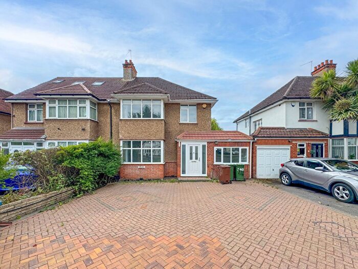 3 Bedroom Flat To Rent In Whitchurch Lane, Edgware, HA8