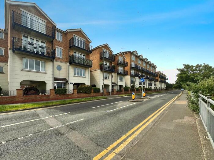 2 Bedroom Flat To Rent In Keating Close, Rochester, Kent, ME1