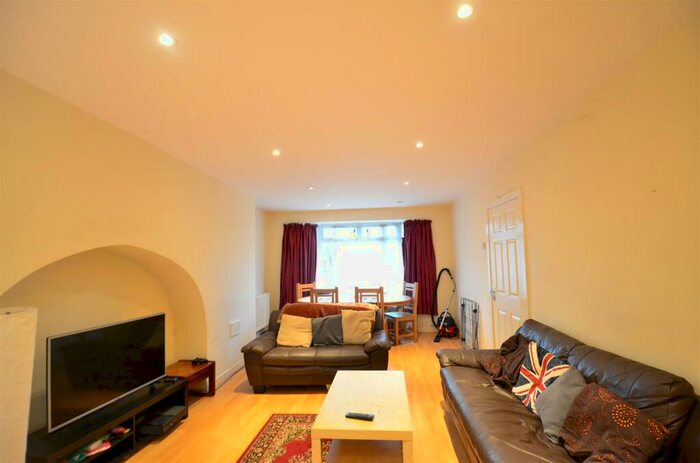 3 Bedroom Terraced House To Rent In Quinton Rd, Harborne. -mins Walk To University Of Birmingham, B17