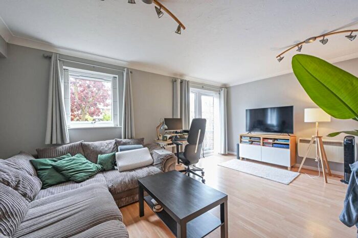 1 Bedroom Flat To Rent In Falcon Way, Docklands, London, E14