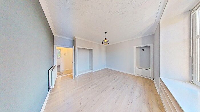 2 Bedroom Flat To Rent In Erskine Street, Stobswell, Dundee, DD4