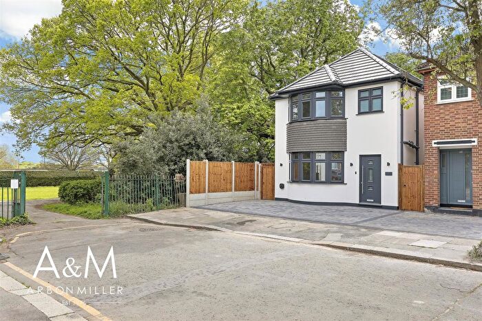 3 Bedroom Detached House For Sale In Penrith Road, Hainault, IG6