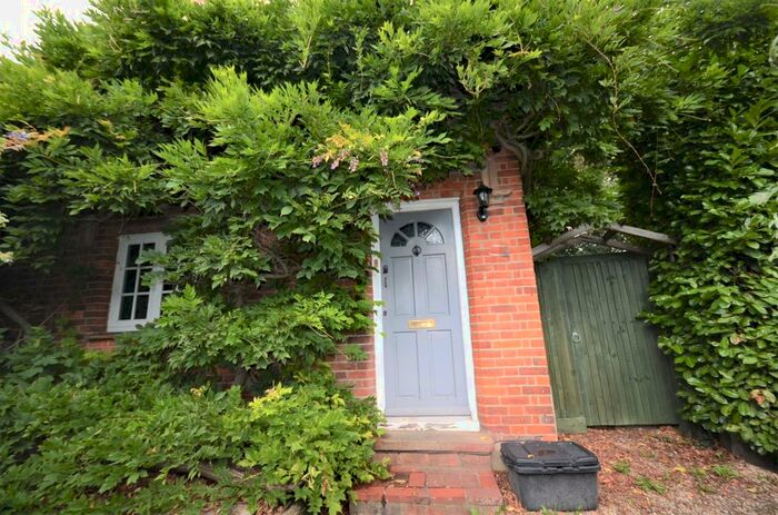2 Bedroom Cottage To Rent In High Street, Burnham, SL1