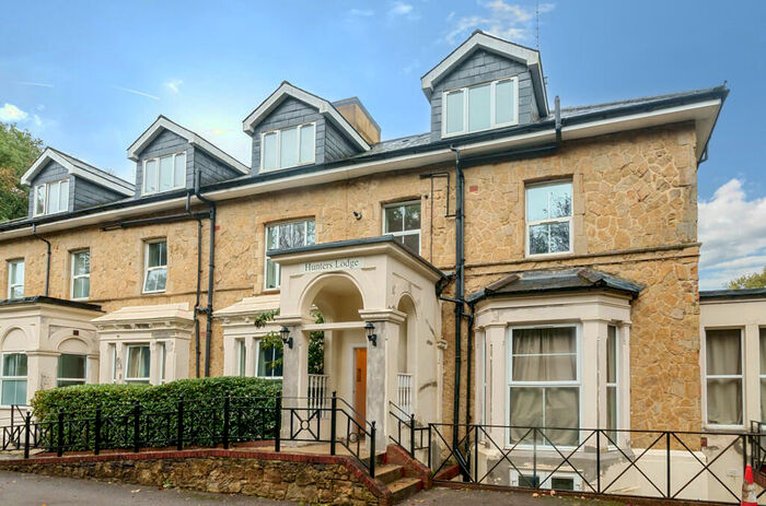 1 Bedroom Apartment For Sale In Hunters Lodge, Nutfield Road, Redhill, RH1