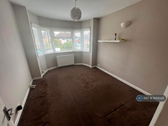 3 Bedroom Flat To Rent In Fullwell Avenue, Ilford, IG5