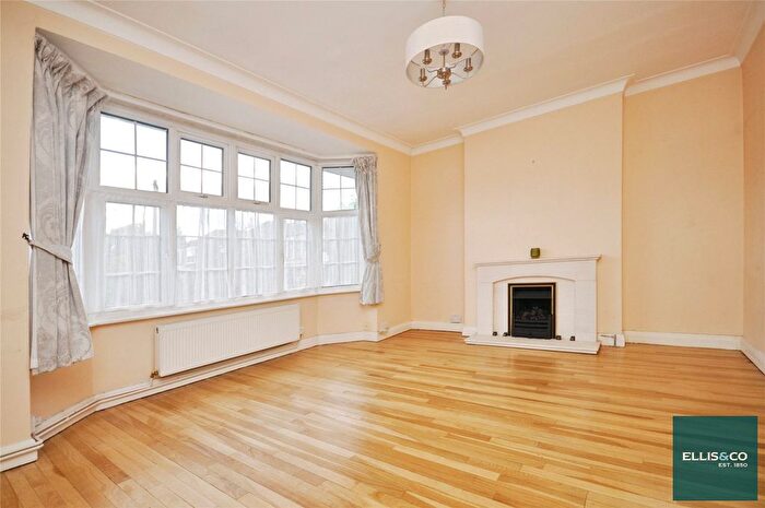 2 Bedroom Flat For Sale In Park Avenue, Finchley, N3