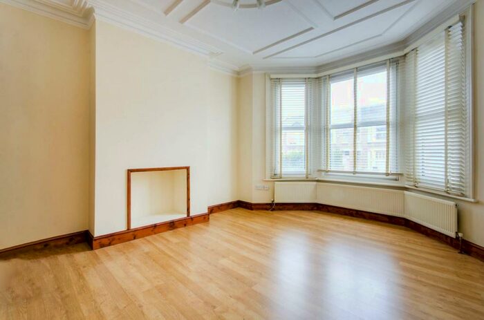 3 Bedroom House To Rent In Squires Lane, Finchley, London, N3