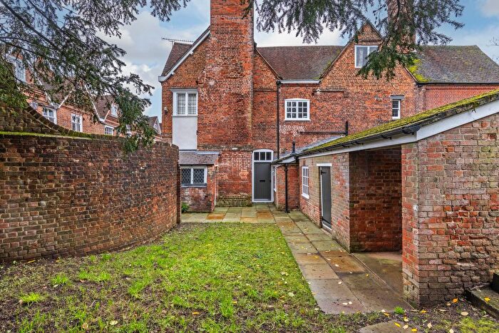 2 Bedroom Flat To Rent In The Close, Winchester, SO23