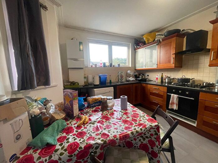 3 Bedroom Flat To Rent In Radley Road, Haringey, N17