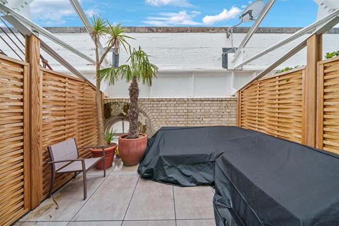 2 Bedroom Flat For Sale In Chiswick High Road, London, W4