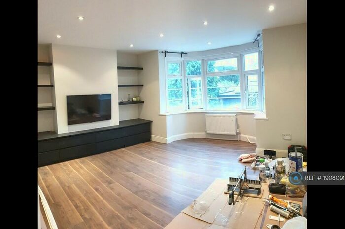 2 Bedroom Flat To Rent In Rosebank Close, London, N12