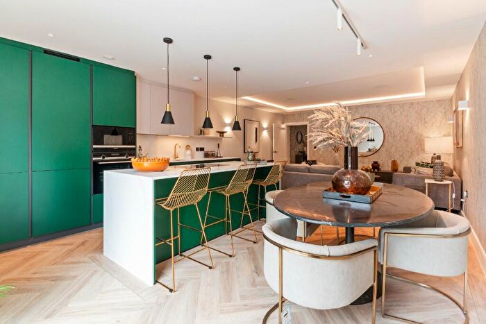 2 Bedroom Flat To Rent In Cockfosters Road, Barnet, North London, EN4