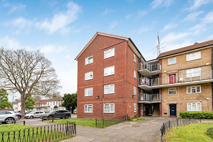 1 Bedroom Flat For Sale In Barrowfield Close, London, N9