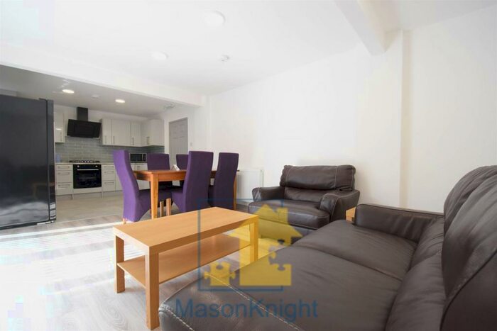 5 Bedroom End Of Terrace House To Rent In / Academic Year Newly Refurbished Bedroom All En-suite Property In Harborne, Free Ultrafast M Broadband, B17