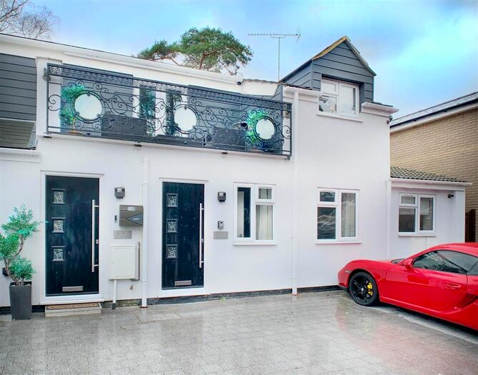 2 Bedroom Property To Rent In Harmans Water Road, Bracknell, RG12