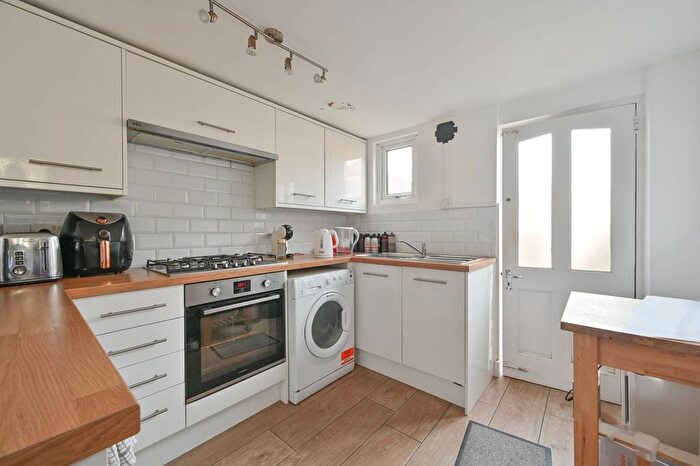 2 Bedroom Flat To Rent In Gambole Road, Tooting Broadway, London, SW17