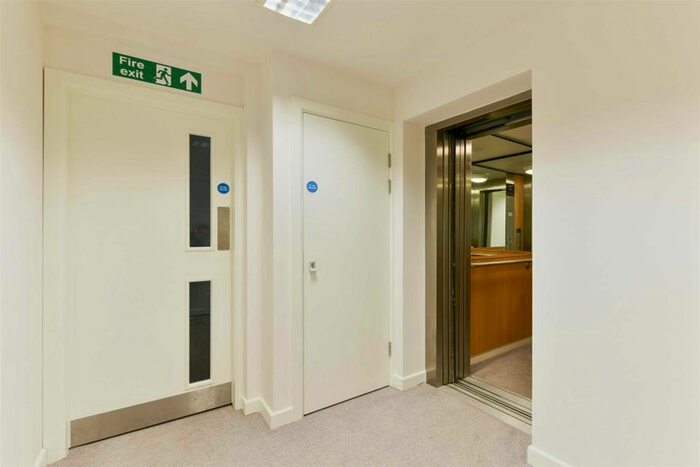 1 Bedroom Flat For Sale In South Street, Epsom, KT18