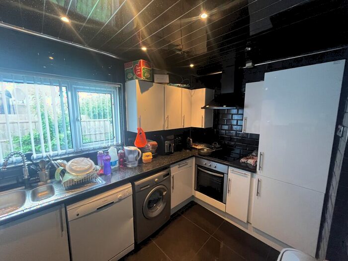 3 Bedroom House To Rent In Mersey Grove, Birmingham, B38