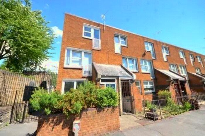 3 Bedroom Flat To Rent In Armour Close, London, N7