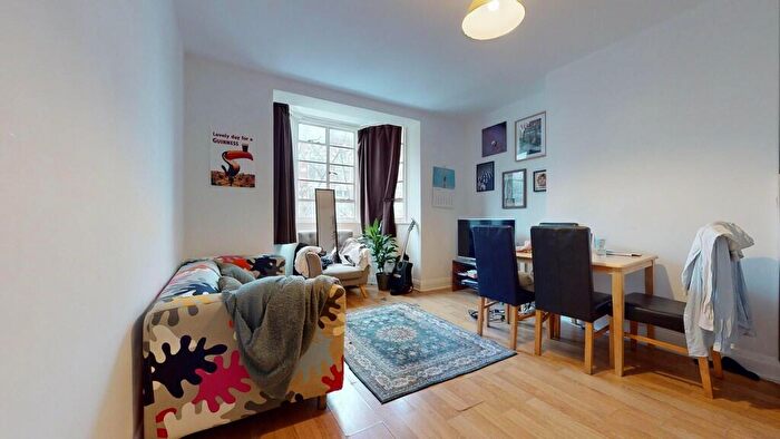 2 Bedroom Flat To Rent In Flat, - Myrdle Street, E1