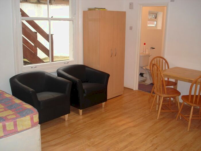 Studio To Rent In High Road Leytonstone, London, E11