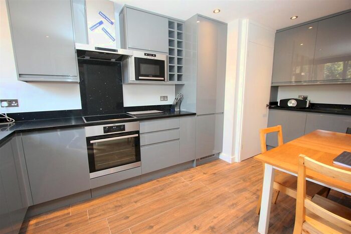 2 Bedroom Flat To Rent In Burr Close, London, E1W