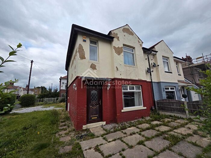 3 Bedroom Semi-Detached House To Rent In Wakefield Crescent, Earlsheaton, WF12