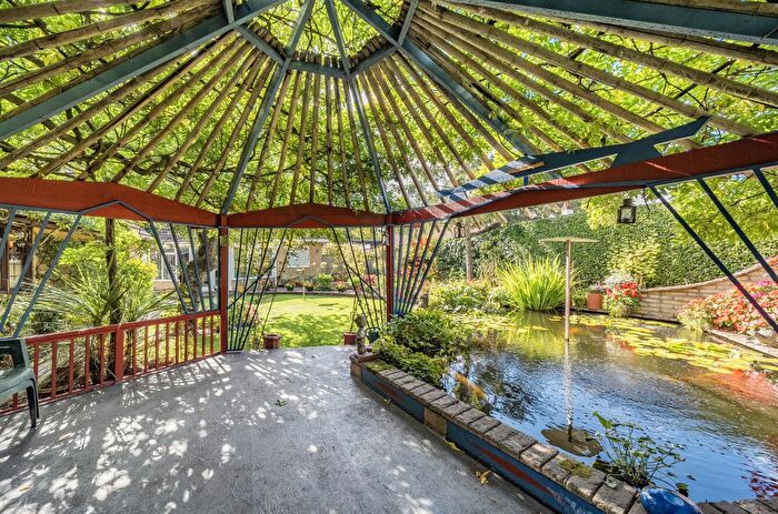 4 Bedroom Detached House For Sale In Fenns Lane, West End, Woking, GU24