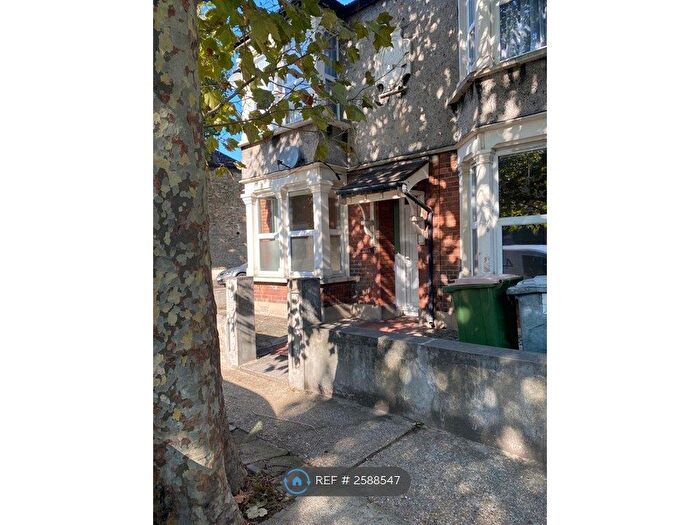 2 Bedroom Flat To Rent In Henniker Gardens, London, E6