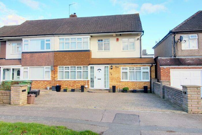 4 Bedroom Semi-Detached House To Rent In Newgatestreet Road, Goffs Oak, EN7