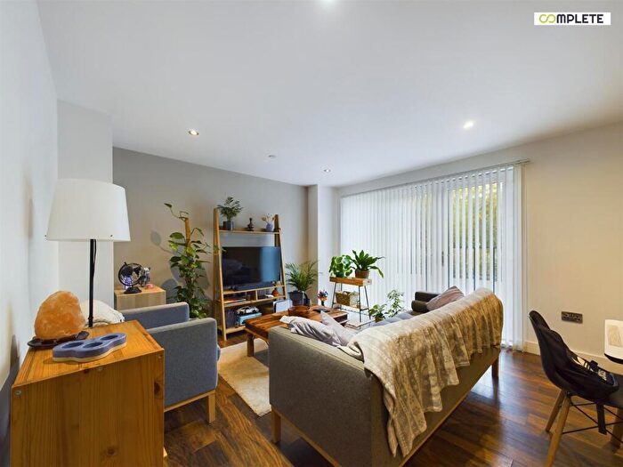 2 Bedroom Apartment For Sale In Rivergate House (block A), Wilburn Basin, Salford, M5