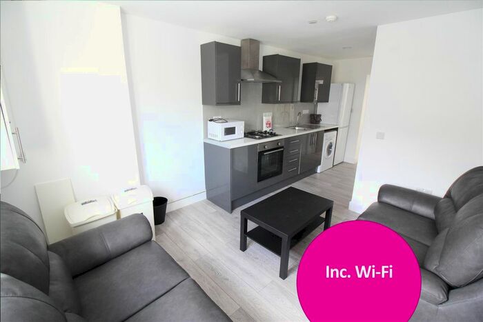 3 Bedroom Flat To Rent In Russell Street, Cathays, Cardiff, CF24