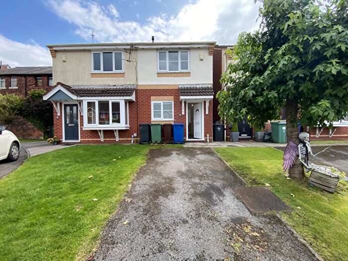 2 Bedroom Semi-Detached House To Rent In Kings Close, Manchester, Salford, M25