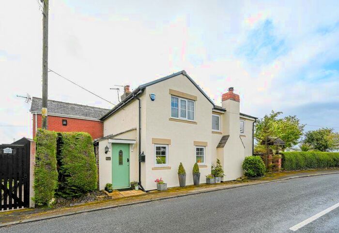 3 Bedroom Semi-Detached House For Sale In Lathom Road, Bickerstaffe, L39