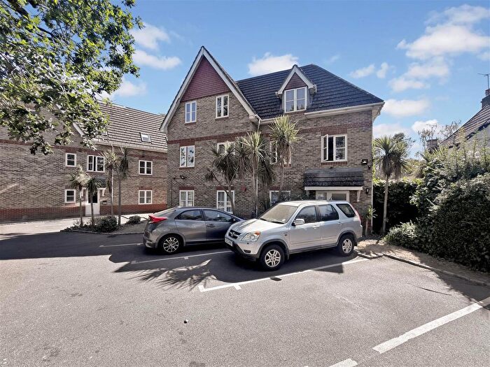 3 Bedroom Flat For Sale In Hanworth Road, Hampton, TW12