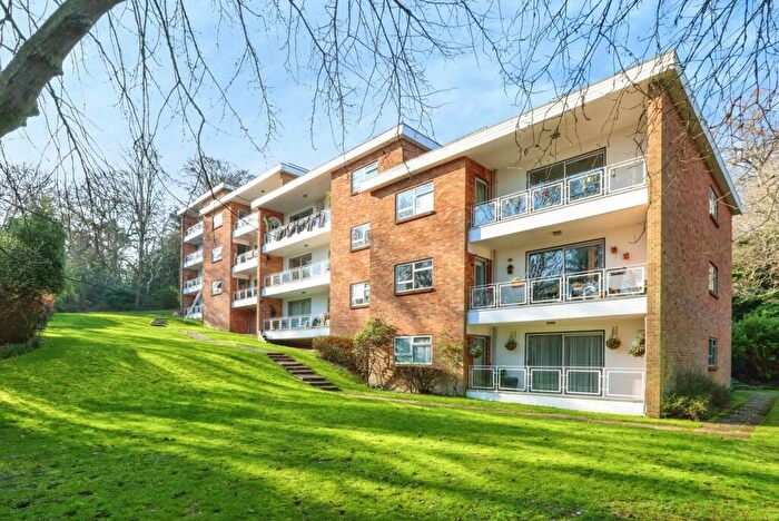 3 Bedroom Flat For Sale In Wallace Road, Broadstone, Dorset, BH18