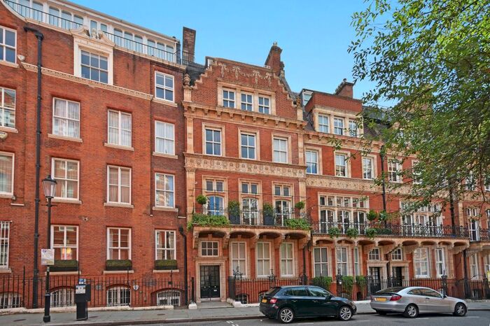 Studio To Rent In Kensington Court, London W8