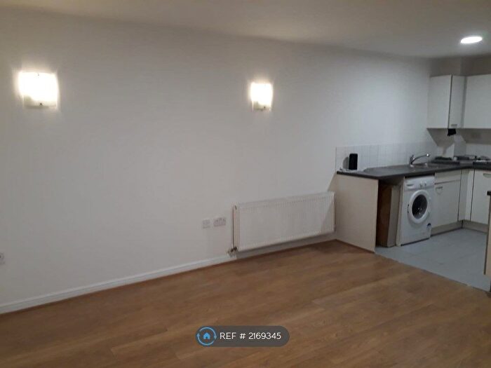 1 Bedroom Flat To Rent In Centre Way Apartments, Ilford, IG1