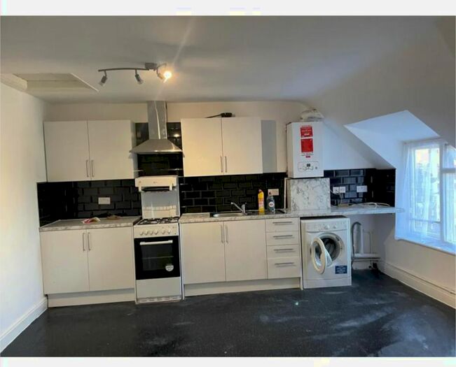 1 Bedroom Flat To Rent In Lodge Avenue, Dagenham, RM8