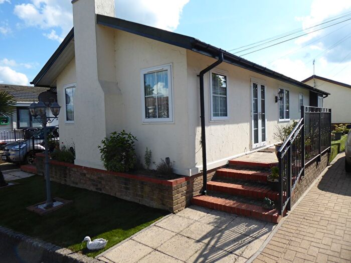 2 Bedroom Mobile/park Home For Sale In Pilgrims Retreat, Hogbarn Lane, Harrietsham, Maidstone, ME17