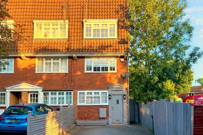 4 Bedroom Semi-Detached House To Rent In Waldale Drive, Leicester, LE2
