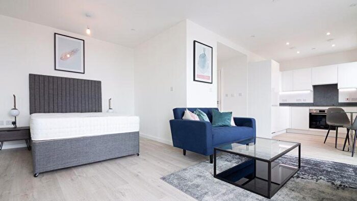 Flat To Rent In Silvertown Way, Canning Town, E16