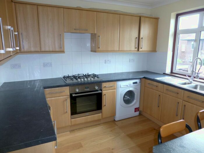 2 Bedroom Flat To Rent In Cumberland Drive, Chessington, Surrey, KT9