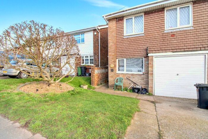 3 Bedroom Semi-Detached House To Rent In Weltmore Road, Luton LU3