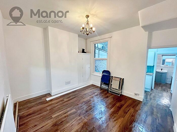 4 Bedroom Terraced House To Rent In Henley Road, Ilford, IG1
