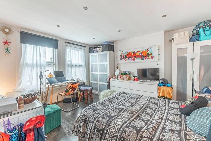 2 Bedroom Flat To Rent In Limes Grove, Lewisham, London, SE13