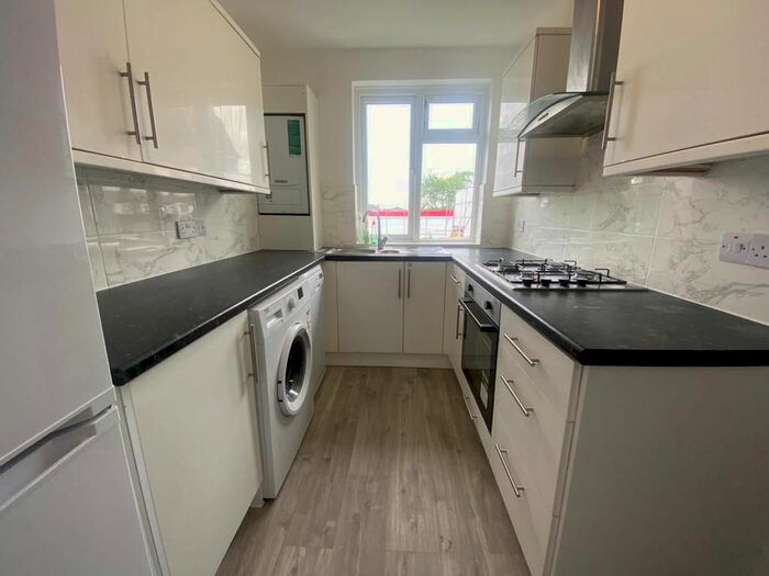 2 Bedroom Flat To Rent In Daws Lane, Mill Hill, NW7